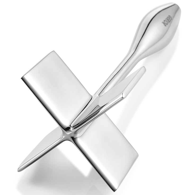 Close-up of the four-blade cross head and one-piece polished handle of the
Gerior meat chopper